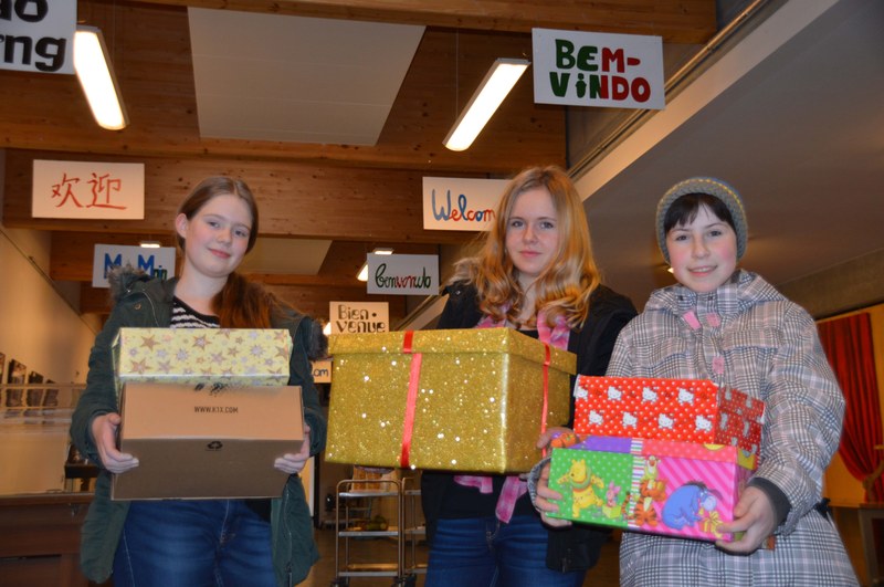 Willkommensgeschenke an Flüchtlingskinder übergeben Willkommensgeschenke an Flüchtlingskinder übergeben