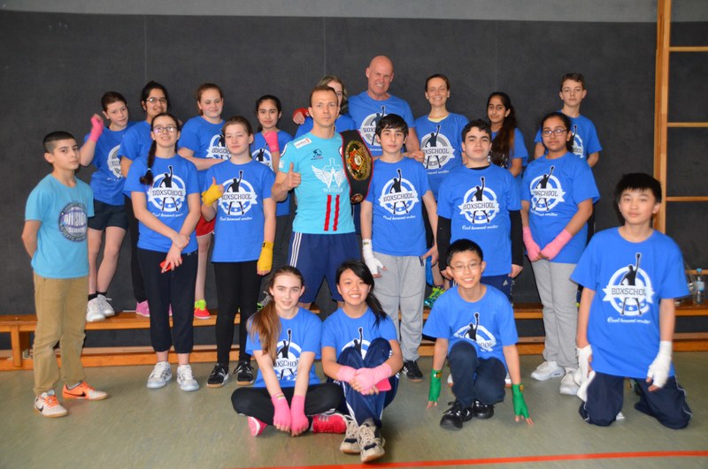 Weltmeister gibt eine Trainingseinheit für die Boxschool! Weltmeister gibt eine Trainingseinheit für die Boxschool!