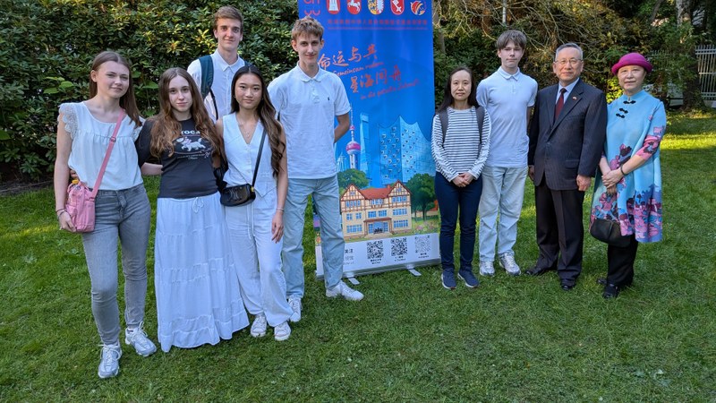 Der Chinesisch-Kurs zu Besuch im chinesischen Konsulat Der Chinesisch-Kurs zu Besuch im chinesischen Konsulat